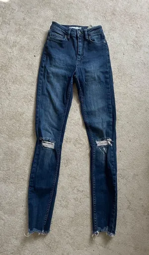 Subdued Dark Wash High waisted Jeans thumbnail 1