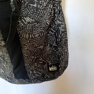 REI‎ lightweight handbag crossbody bag black white patterned adjustable handles thumbnail 3