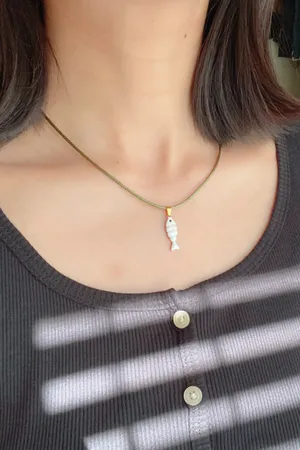 Handmade white & gold stainless/enamel fish boho funky simple necklace🌀🐟💙 thumbnail 3
