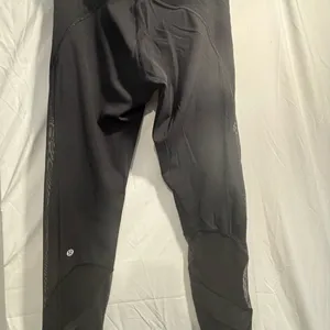 LULULEMON black and mesh leggings excellent condition 8 thumbnail 3