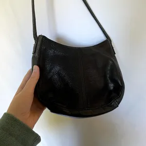 Fossil black leather shoulder bag zip‎ closure two pockets adjustable straps thumbnail 8
