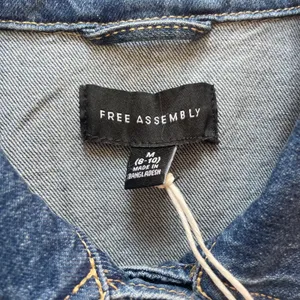 Free Assembly Womens Cropped Denim Jacket Medium Wash Blue Size M thumbnail 6