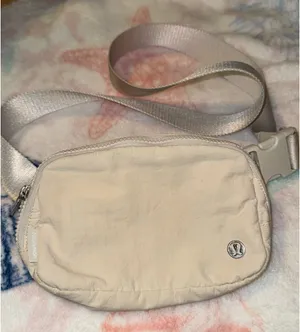 Lululemon Everywhere Belt Bag off white thumbnail 1