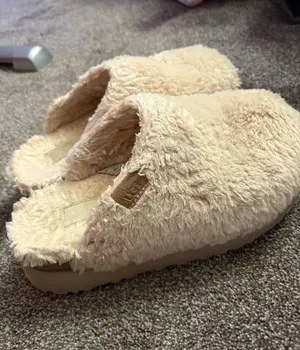 Ugg slippers  thumbnail 1