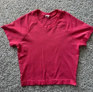 Lululemon Cropped Swiftly Tech 2.0 Short Sleeve Size 4 thumbnail 1