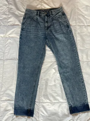 Tags: mom jeans, high rise jeans, light wash denim, casual, trendy, women’s jeans, American Eagle, size 4. thumbnail 4
