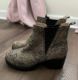 Boots Size 9 thumbnail 1