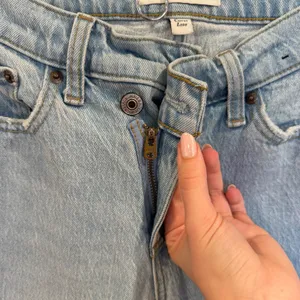 Abercrombie & Fitch Baggy Low Rise Curve Love Crossover Waist Light Wash Jeans thumbnail 6