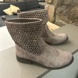 Booties Stylish Women's Taupe Ankle Booties 10 MUDD Excellent shape thumbnail 1