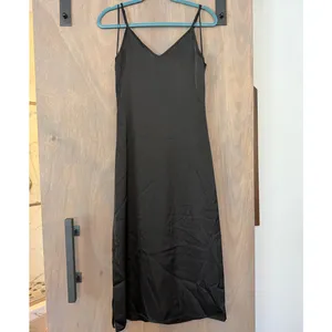 Autumn Wedding Guest Dress Revolve Black Satin Midi Tank Dress Size Small thumbnail 3