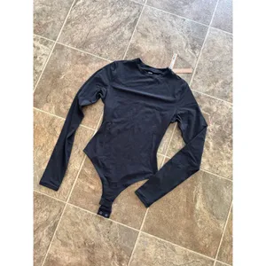 Skims Fits Everybody Long Sleeve Crewneck Bodysuit Onyx Size XS thumbnail 6