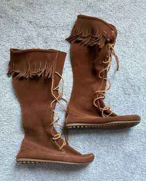 Minnetonka Fringe Boots thumbnail 1