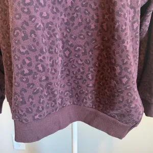 American Eagle Maroon Leopard Print super soft oversized Sweatshirt Size M thumbnail 9