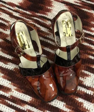 RARE 80s 90s Vintage Marble Maryjane T-strap Block Heels Pumps Chunky Whimsygoth Preppy Academia Brown Black Round Toe Patent Leather Measurements in pics thumbnail 1