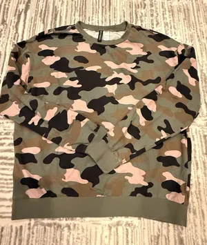 NEW Divided H&M women's large green/blk/pink camo shirt thumbnail 1
