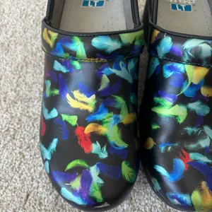 Dansko LT Pro Clogs Plume Patent Leather Feather Pattern Nurse Comfort Platform thumbnail 3