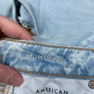 American Eagle Mom Jean Strigid Light‎ Wash Distressed Ripped Denim Size 0 Long thumbnail 7