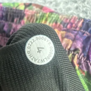Lululemon Hotty Hot Low Rise Shorts 2.5" Vivid Floral Athletic Gym Women's‎ 4 thumbnail 6