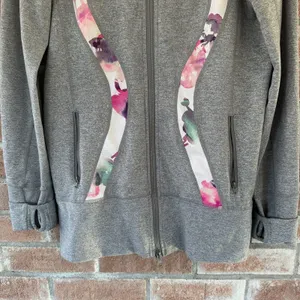 Lululemon In Stride Full Zip Gray Floral Jacket Size 6 thumbnail 4