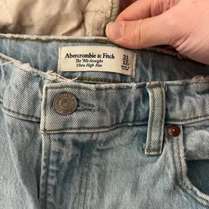 ABERCROMBIE & FITCH The 90s Straight Leg Ultra High Rise Seam Split Hem Jeans thumbnail 10
