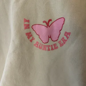 Gildan “in My Auntie Era” Women’s Medium Graphic Crewneck Sweatshirt thumbnail 2