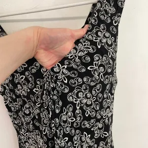 ANN TAYLOR LOFT Black White Rose Floral Print V-Neck Sleeveless Midi Shift Dress thumbnail 5