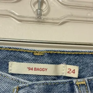Levi’s ‘94 Baggy Jeans Women’s Size 24 High Rise Straight Leg Light Wash Denim thumbnail 6