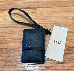 Beis wristlet thumbnail 1