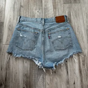 Levi's Taille Haute Line 501 High Waist Ripped Cutoff Denim Shorts Size 28 thumbnail 6