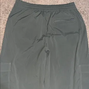 Athleta Cascade Cargo Poplin Cinch Wide Leg Pant Moss‎ Green Medium thumbnail 6