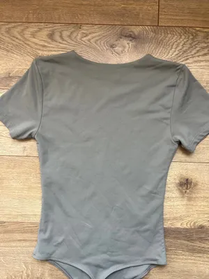 Aritzia BABATON 🩶 Contour Short Sleeve Body Suit size Small thumbnail 3
