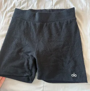 Alo Yoga Shorts Biker thumbnail 1