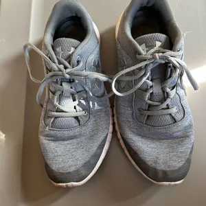 Under Armour Women’s size 8.5 Light Gray Running Sneakers thumbnail 1