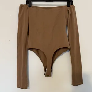 Princess Polly Women’s Size 2 Tan Brown Off The Shoulder Long Sleeve Bodysuit thumbnail 4