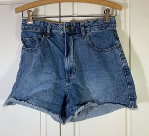 Cotton On High Rise Mom Denim Shorts Medium Wash Blue Size 4 US Frayed Hem thumbnail 1