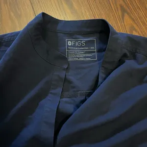 Womens navy blue Figs Rafaela Scrub Top thumbnail 2