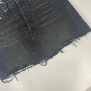 Levi's Deconstructed Mini Skirt Faded Black Frayed Raw Hem Size‎ 26 Women Denim thumbnail 7