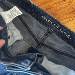 American Eagle Highest Rise Mom Jean Shorts Women’s 4 Medium Dark Wash Denim thumbnail 2