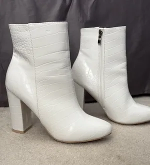 Pretty Little Thing White Boots thumbnail 1