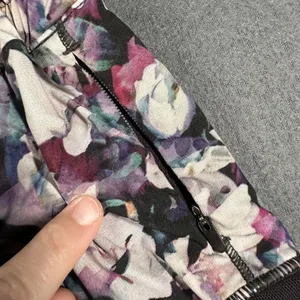 Lululemon Shorts Womens 4 Purple Black Floral Hotty‎ Hot Short 2.5 Lined Mesh thumbnail 4