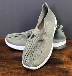 Women’s Slip On Sneakers Green Size 9 thumbnail 1