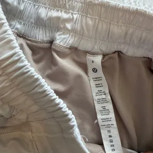 Lululemon Athletica White Hotty Hot 2.5 HR Shorts thumbnail 3