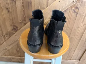 Dolce Vita Women’s Size 8.5 Black Textured Chelsea Ankle Boots thumbnail 4