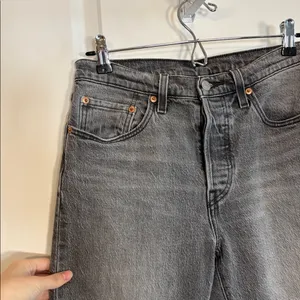 Levi's 501 Jeans Women 28x30 Grey Denim Original Fit Button Fly Stretch 5 Pocket thumbnail 2
