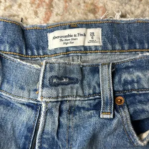 Abercrombie & Fitch The Mom Short High Rise thumbnail 2