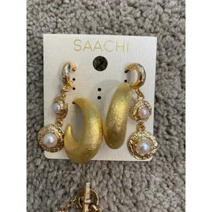 Saachi Gold Tone Pearl Charm Bracelet Statement Earring Jewelry Set thumbnail 4