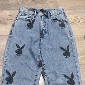 Playboy by PacSun Womens Light Wash All Over Bunny Logo Straight Leg Jeans 25/0 thumbnail 3