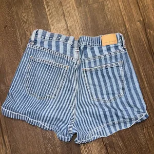 American Eagle cuffed striped high rise denim mom short thumbnail 2