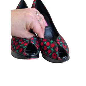 Vintage Betsey Johnson Red Green‎ Floral Platform Heels Y2K Pumps Size 5.5 thumbnail 3