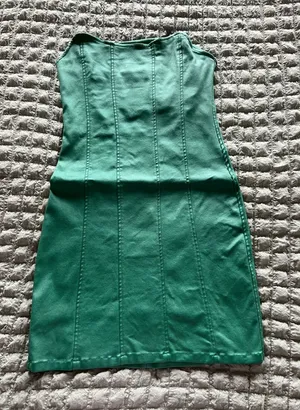 Edikted Sleek strapless bodycon silhouette. Smooth stretch fabric with vertical seam detailing. Vibrant green color. Flattering fitted cut. thumbnail 1